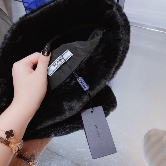 ?✨AUTHENTIC✨?Prada hat